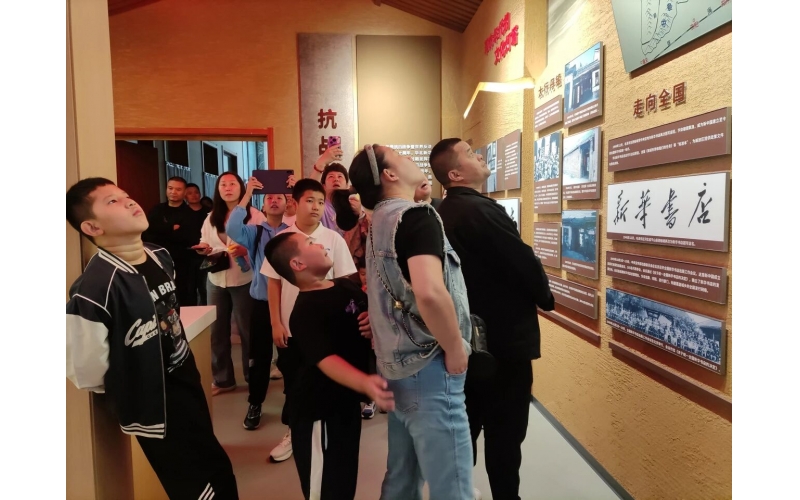 “抗战书屋”在假期以沉浸式红色课堂带青少年穿越烽火读初心